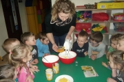 Przygotowania do śniadania wielkanocnego.jpg