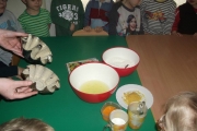 Przygotowania do śniadania wielkanocnego.jpg