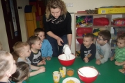 Przygotowania do śniadania wielkanocnego.jpg